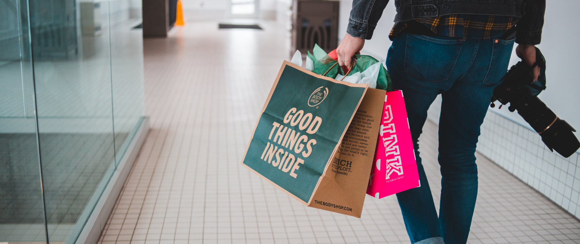 A Complete Guide to Choosing the Right Paper Bag for Your Business in the UAE